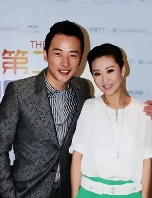 苗圃丈夫陈义红,娶小19岁的演员妻子,婚后生一男一女,幸福美满_表演