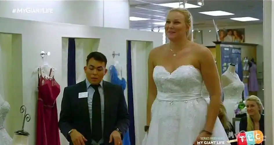 看完2米女巨人们的日常生活 感觉自己矮的真可爱!