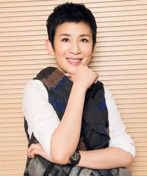 55岁吴君如带孩子外出,身材纤细状态好,14岁女儿出镜星味足_陈可辛_陈