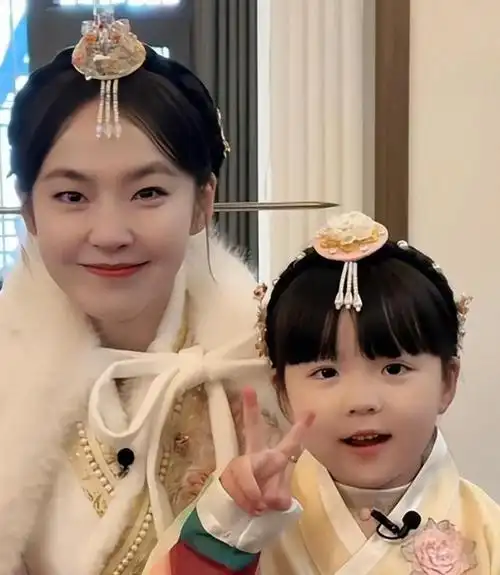 纪实张佳宁穿朝鲜服饰被韩国人骂惨央妈发文力挺张佳宁回应