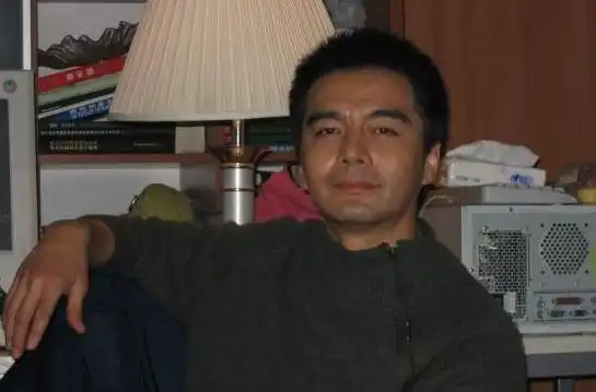 许亚军人生赢家之路:53岁再次爆红,四任妻子一个比一个年轻貌美