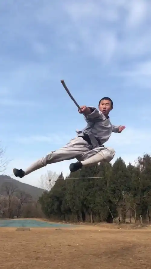 少林寺僧徒 展示罕见棍法烧火棍