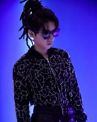 王俊凯演唱会带来全新脏辫造型,笑得也太甜了吧!