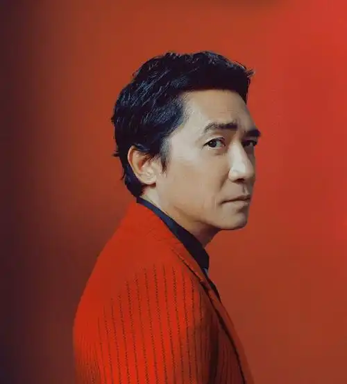 59岁梁朝伟有了沧桑感穿西装稳重有型爷爷的年龄叔叔的气质