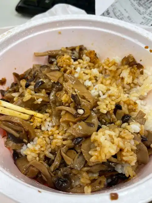 交流求姐妹们支招美团外卖香识牛肉饭吃出异物怎么办