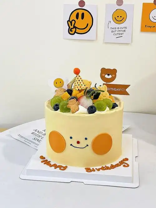 小男孩水果蛋糕