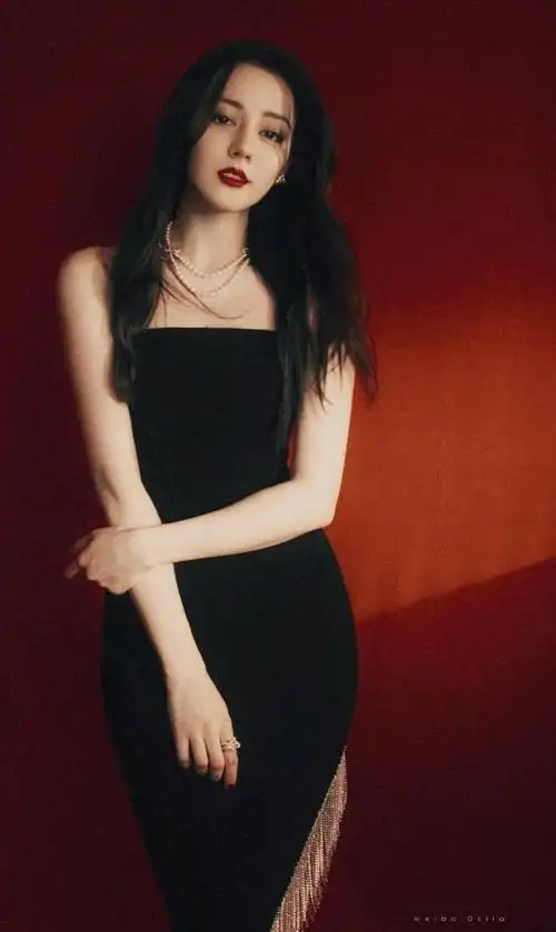 迪丽热巴美得好惊艳!鎏金吊带裙头戴黑色皇冠,那瞬间美到失语