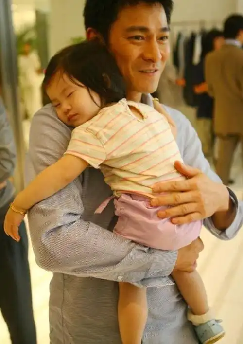 有种遗传叫刘德华女儿刘向蕙已经八岁网友活脱脱的一个美人坯子