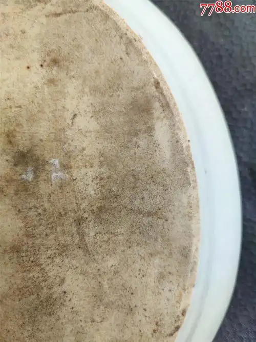 橘皮釉瓷器盘子,估计是解放前后的瓷器盘子,边子上面有一点小磕,没有