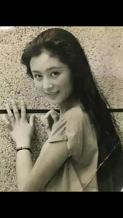 这张陈红穿着裙子拍的照片,感觉陈红只是简单的上了一点妆就让人很