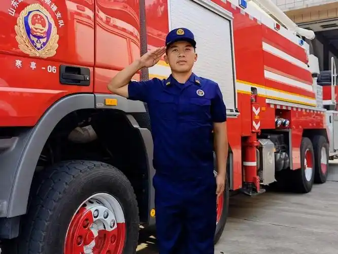 专职消防人员换新装!