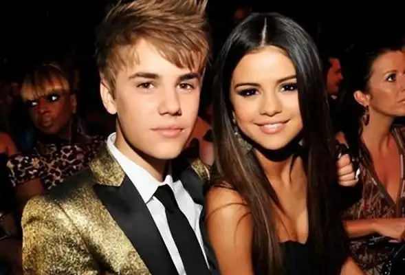 贾斯汀和赛琳娜相遇的那一刻,他们彼此被对方所吸引.