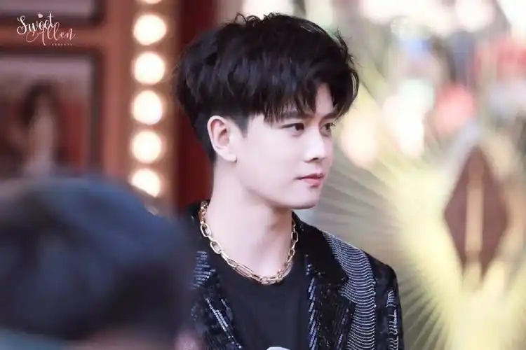 任嘉伦壁纸:这么温柔善良的男孩子,值得我们全力以赴地爱他