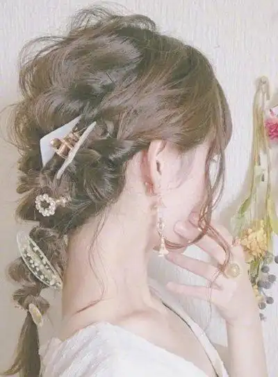 中长发少女日系编发发型 清新甜美的夏季女生编发发型