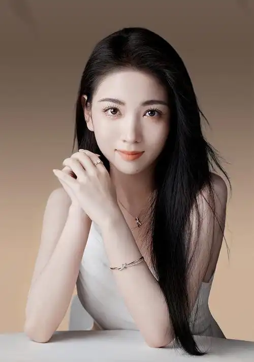 毕业于中央戏剧学院,中国内地影视女演员