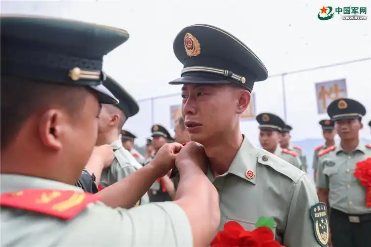 致敬老兵|武警退伍老兵挥泪别军营