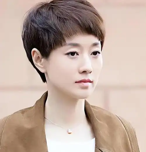 不得不说,马伊俐太适合短发造型了,展现出她既利落又干练的气质.