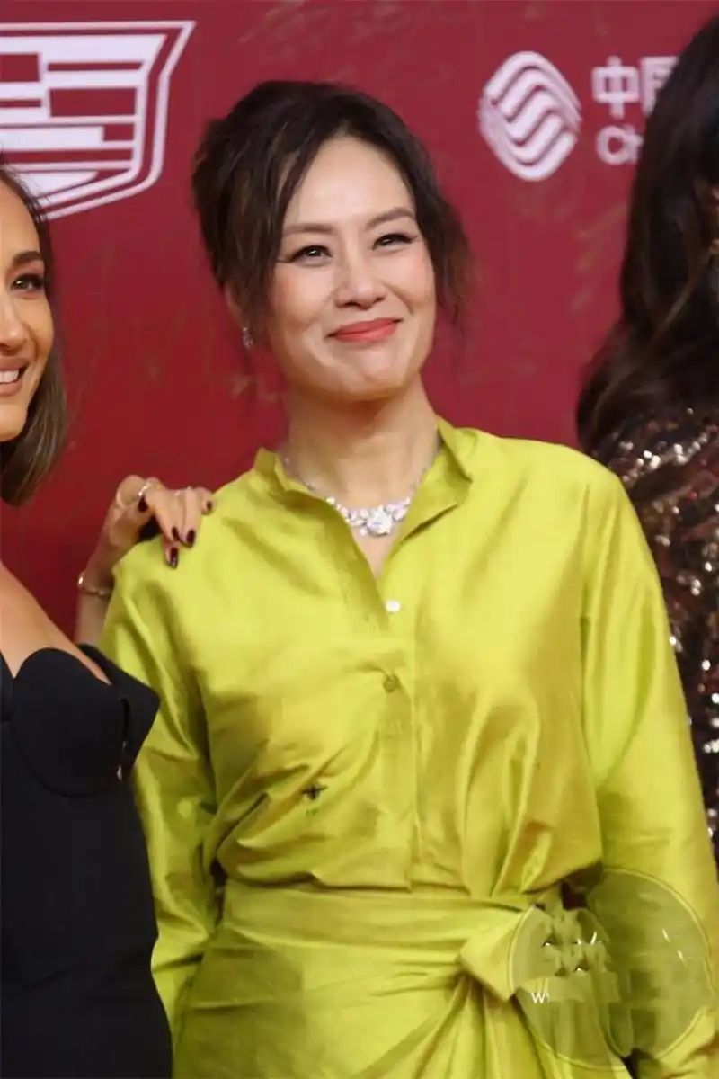 57岁上海女星邬君梅近照曝光!现身上影节闭幕红毯 一身衬衫裙好优雅