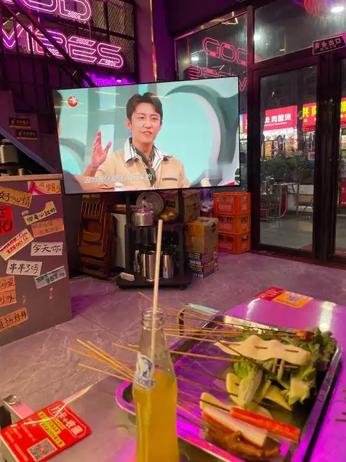 看着黄景瑜,黄晓明,吃串串火锅太享受了!