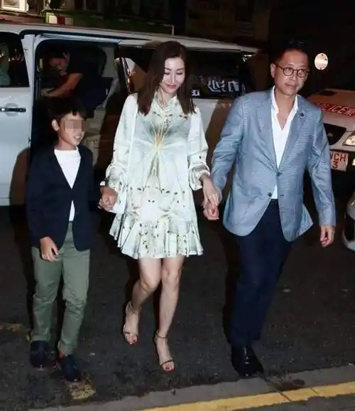 李嘉欣驭夫有道,穿公主裙下车还要老公搀扶,一双玉女腿白得反光