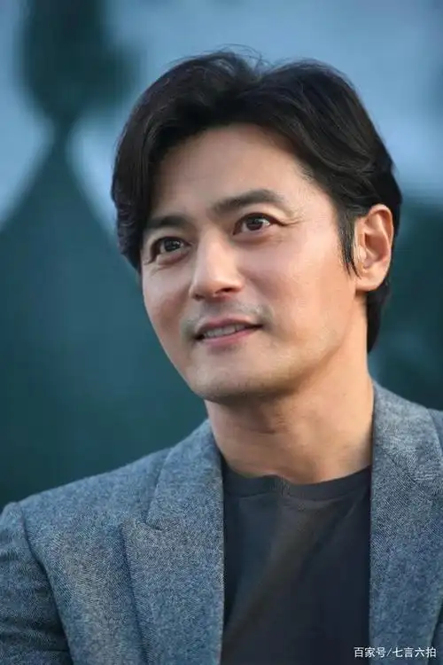 一家四口整整齐齐,张东健做妻儿摄影师,美男子住在顶楼不露脸