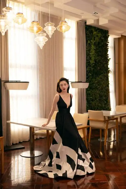 江疏影超话#江疏影星光大赏主持#今日look2,黑色是浪漫,是典雅,切换另