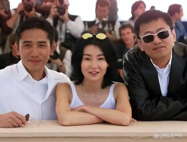 息影多年的张曼玉,在伦敦奢侈品店购物被偶遇,拒绝合影可以握手