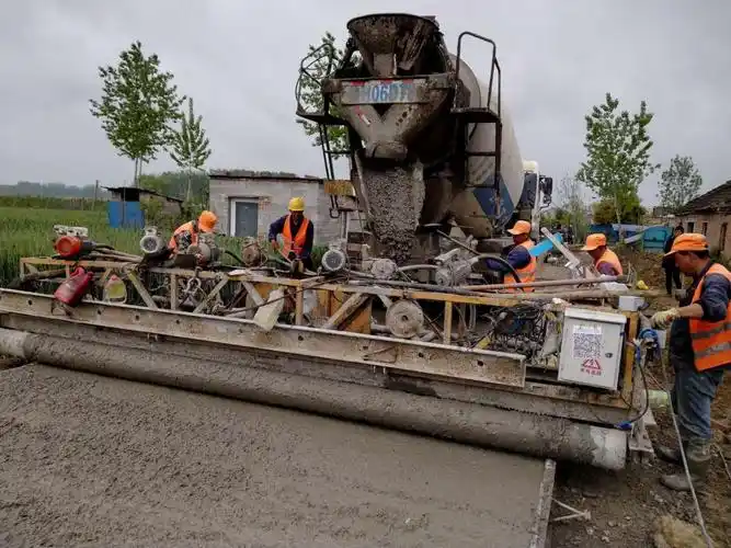 台小挖掘机 1,施工员2人; 2,班组人员:45人 3,水稳施工:无 混凝土施工