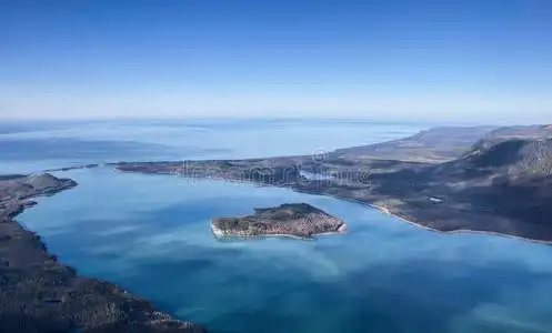 利图亚湾上方从罗伯茨山,朱诺,阿拉斯加的视图离开美国船舶港口朱诺