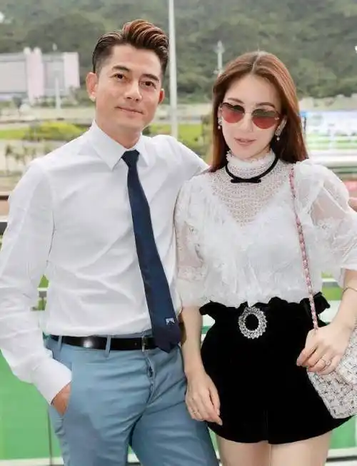 郭富城老婆方媛晒天王嫂日常生活插花逛公园不忘学广东话