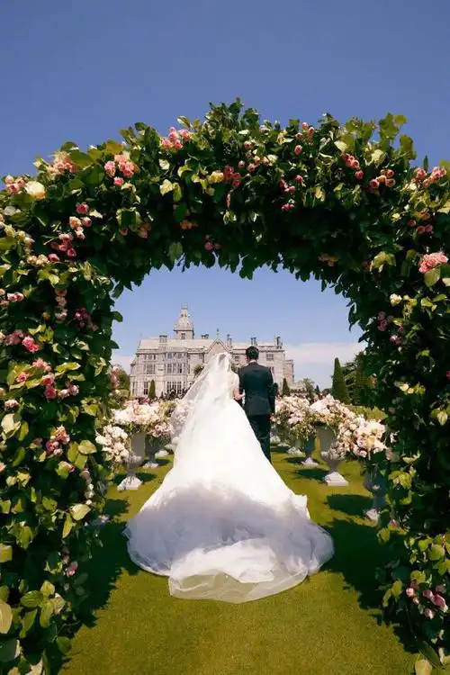 张若昀唐艺昕婚礼高清图曝光新郎骑白马似偶像剧爱情浪漫又梦幻