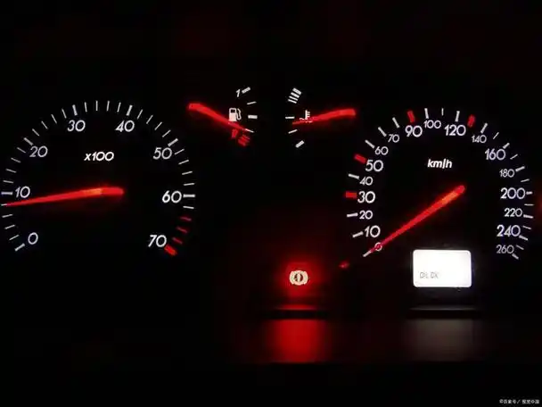 刹车液不足:刹车系统的液压缸内液体不足时,刹车故障灯会亮起.