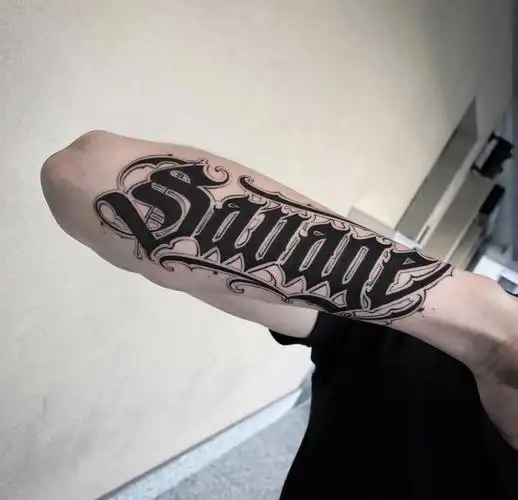 上海由龙纹身分享小手臂花体字纹身图案