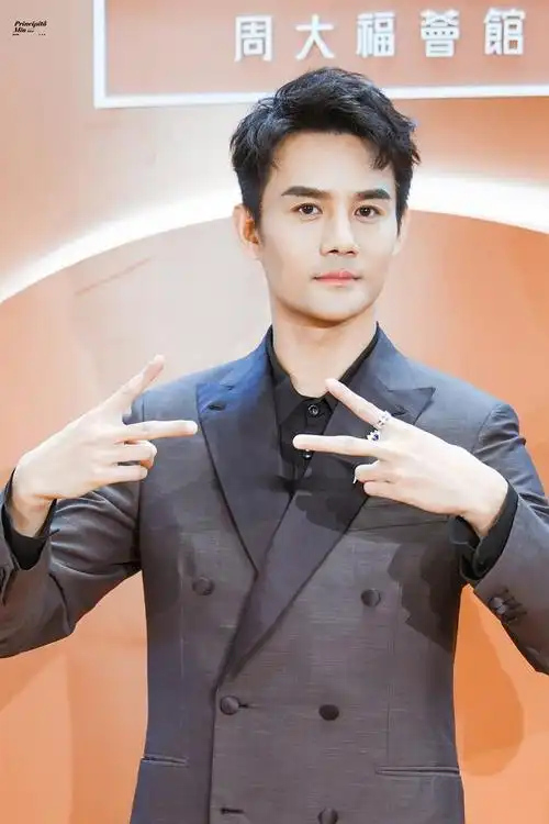 看王凯在线比,王凯的手也太好看了!竟然比了个超大的心