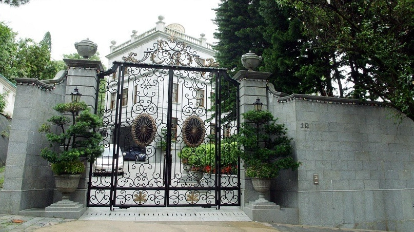 原创吕丽君刘銮雄儿子正面照罕曝光身高已到姐姐肩膀外形消瘦帅气