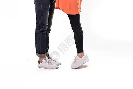 女生踮起脚尖亲吻男生图片素材