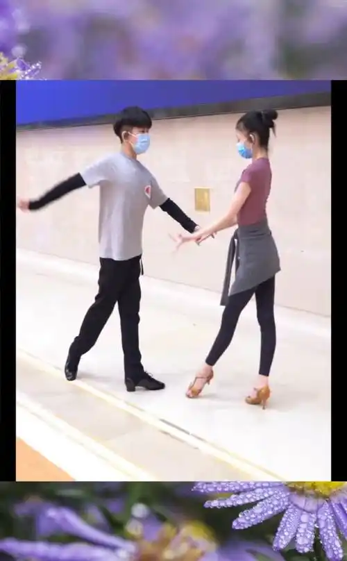 这么晚了还在练舞,明天的比赛加油!王崇墨李茉晗