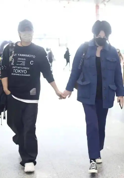王菲谢霆锋同框现身机场,时隔23年再次牵手,男方真实身高曝光_黑色
