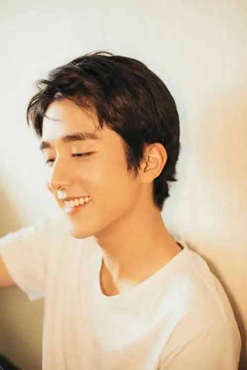 有没有张新成笑起来的壁纸?