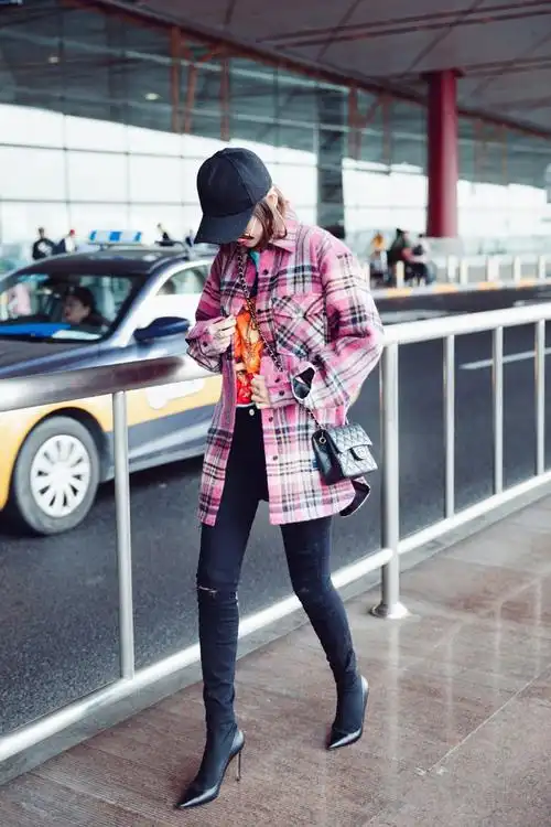 唐艺昕格子衬衫时尚机场照图片[4/6]_明星_美桌网