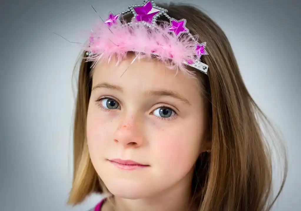 雀斑的女孩,一个长着雀斑的女孩的画像.