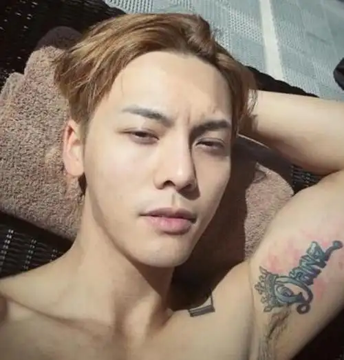 【图】陈伟霆纹身过肩龙霸气外露 靓仔霆上演"贵妃躺"