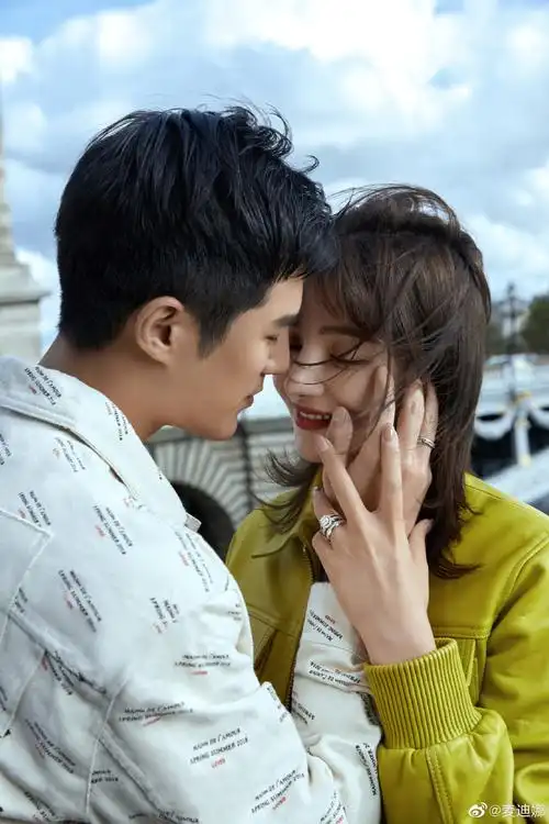 姜潮卢浮宫前跪地求婚麦迪娜,高颜值夫妻相拥甜笑超幸福