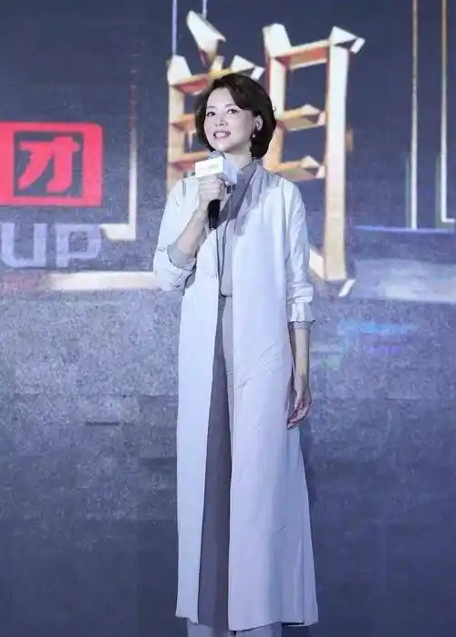 董卿堪称中年女性的典范,她的穿衣标准"不装年轻",举止端庄得体_衣服