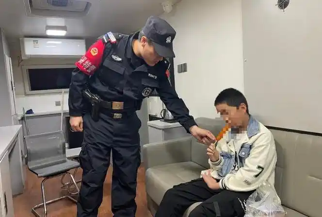 巡特警支队东芬武装巡逻组成功找回一名14岁走失少年