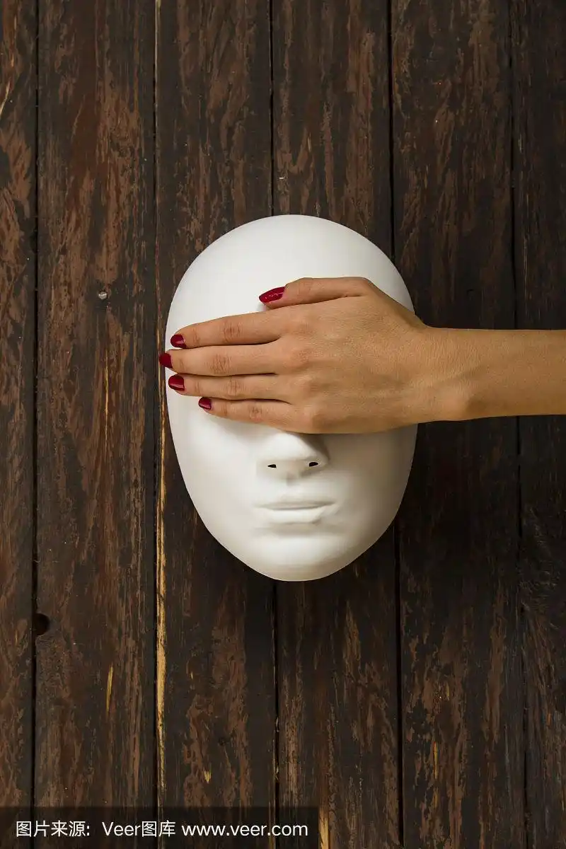 女人的手遮着眼睛,戴着一个白色的面罩
