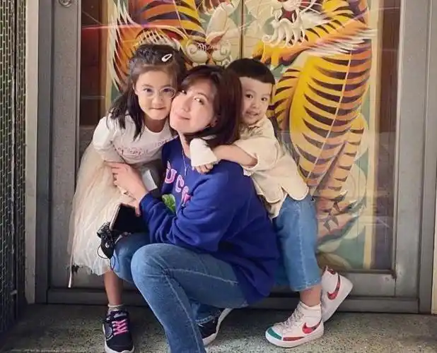 47岁贾静雯被催生四胎!已生仨女儿不愿再生,修杰楷态度让人意外