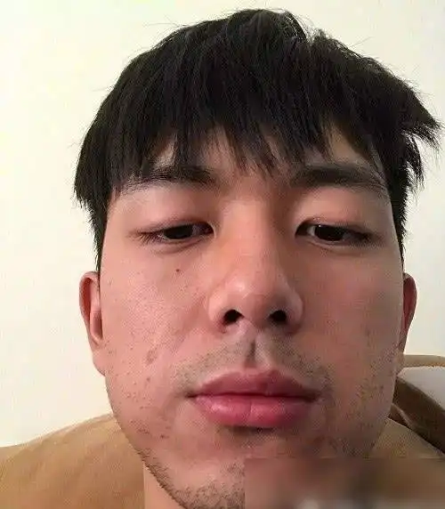 男星自拍素颜照,满脸胡茬放弃偶像包袱,看到李现,网友:你赢了