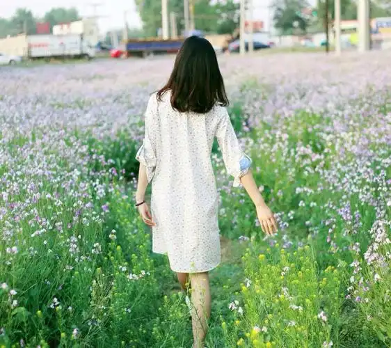 鲜花阳光女生及肩短发我们都会向往的对吧