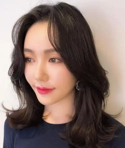 一款清新温婉的黑色齐刘海长直发,2022年也会很流行这样的发型,薄薄的